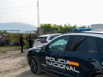 Agentes de la policía en el lugar donde la mujer apareció asesinada en Motril (Granada)