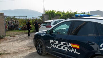 Agentes de la policía en el lugar donde la mujer apareció asesinada en Motril (Granada)
