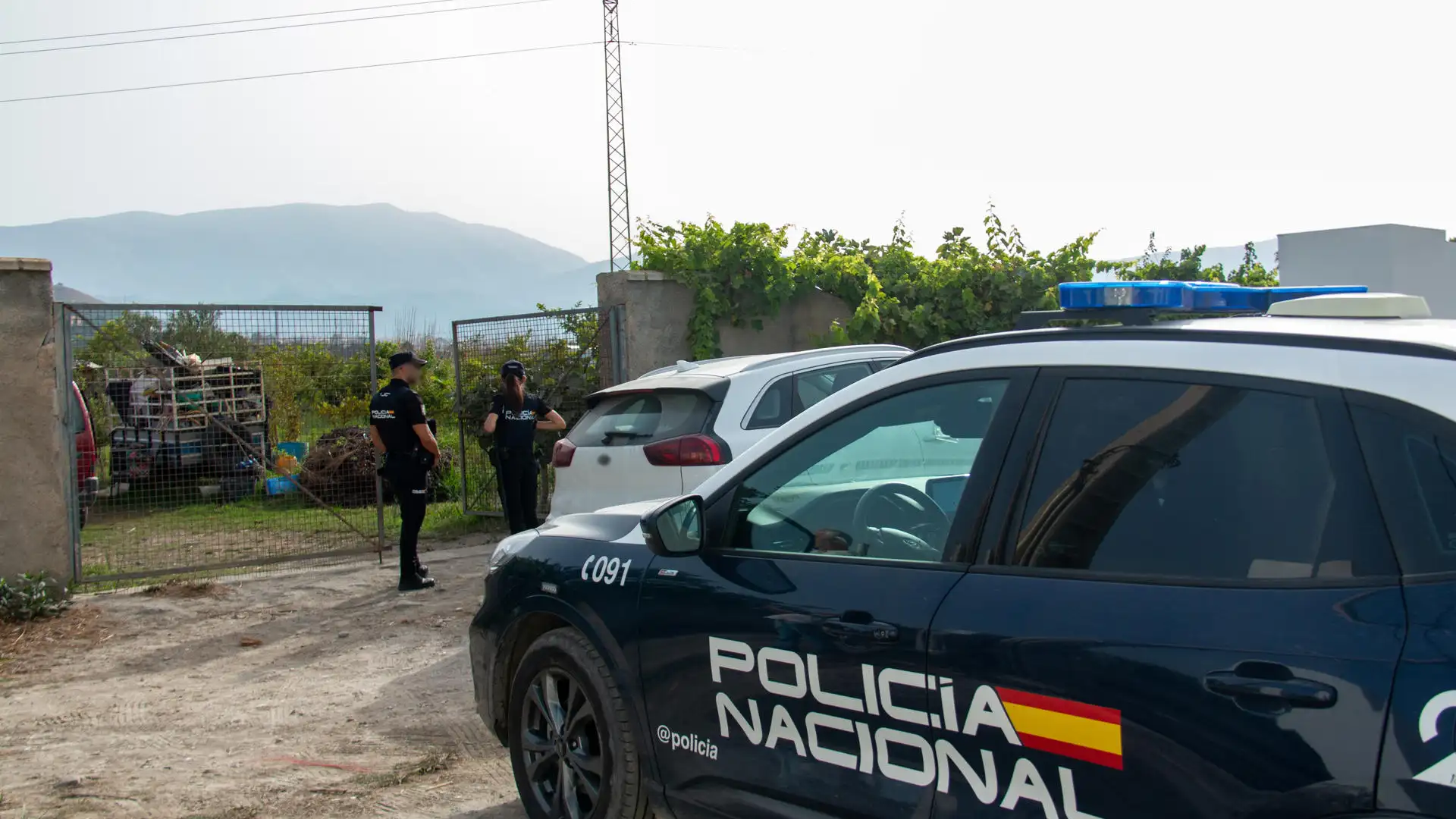 Agentes de la policía en el lugar donde la mujer apareció asesinada en Motril (Granada) Agentes de la policía en el lugar donde la mujer apareció asesinada en Motril (Granada)