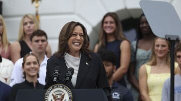 Kamala Harris sonriente en un mitin en la Casa Blanca 