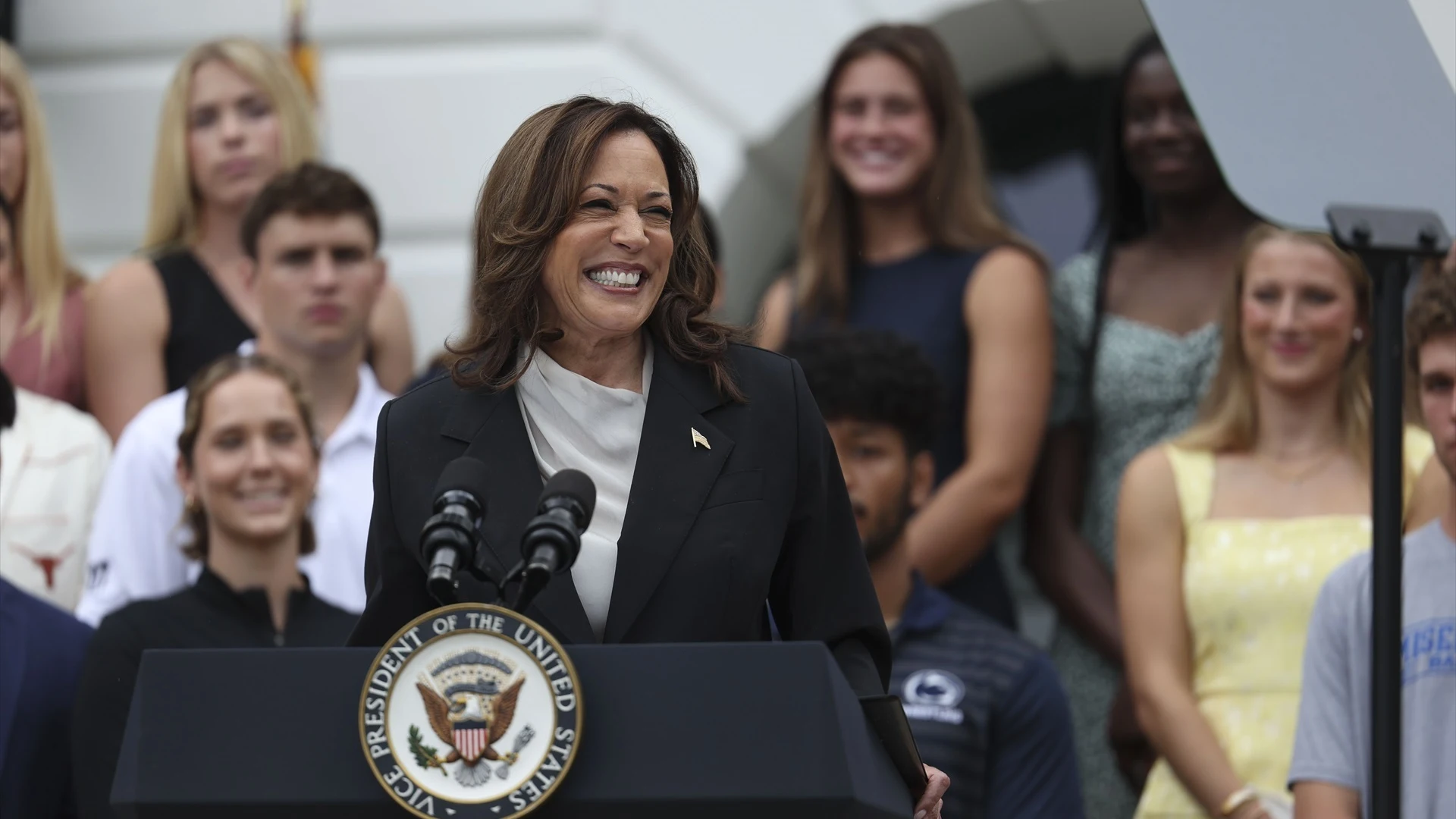 Kamala Harris sonriente en un mitin en la Casa Blanca Kamala Harris sonriente en un mitin en la Casa Blanca