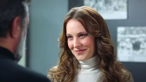 Süreyya se convierte en la nueva socia del club gracias a Akif que ha vuelto a utilizar a Nebshat para conseguirlo Süreyya se convierte en la nueva socia del club gracias a Akif que ha vuelto a utilizar a Nebshat para conseguirlo