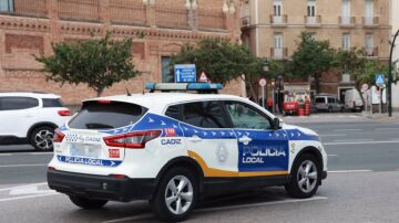 Detenido en Cádiz por agredir a su pareja, encontrada herida cuando llegó la Policía al domicilio