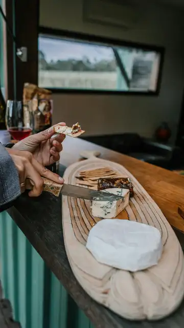 Una persona cortando queso Una persona cortando queso