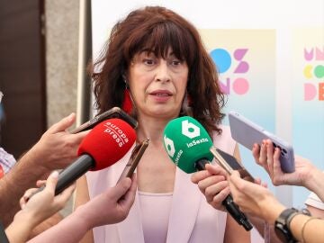 La ministra de Igualdad, Ana Redondo, mientras atiende a los medios