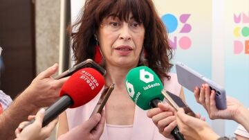La ministra de Igualdad, Ana Redondo, mientras atiende a los medios