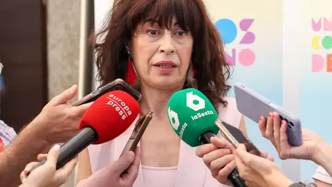 La ministra de Igualdad, Ana Redondo, mientras atiende a los medios La ministra de Igualdad, Ana Redondo, mientras atiende a los medios