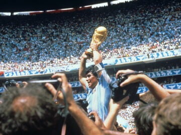 Maradon alaza la Copa del Mundo en el Estadio Azteca en 1986