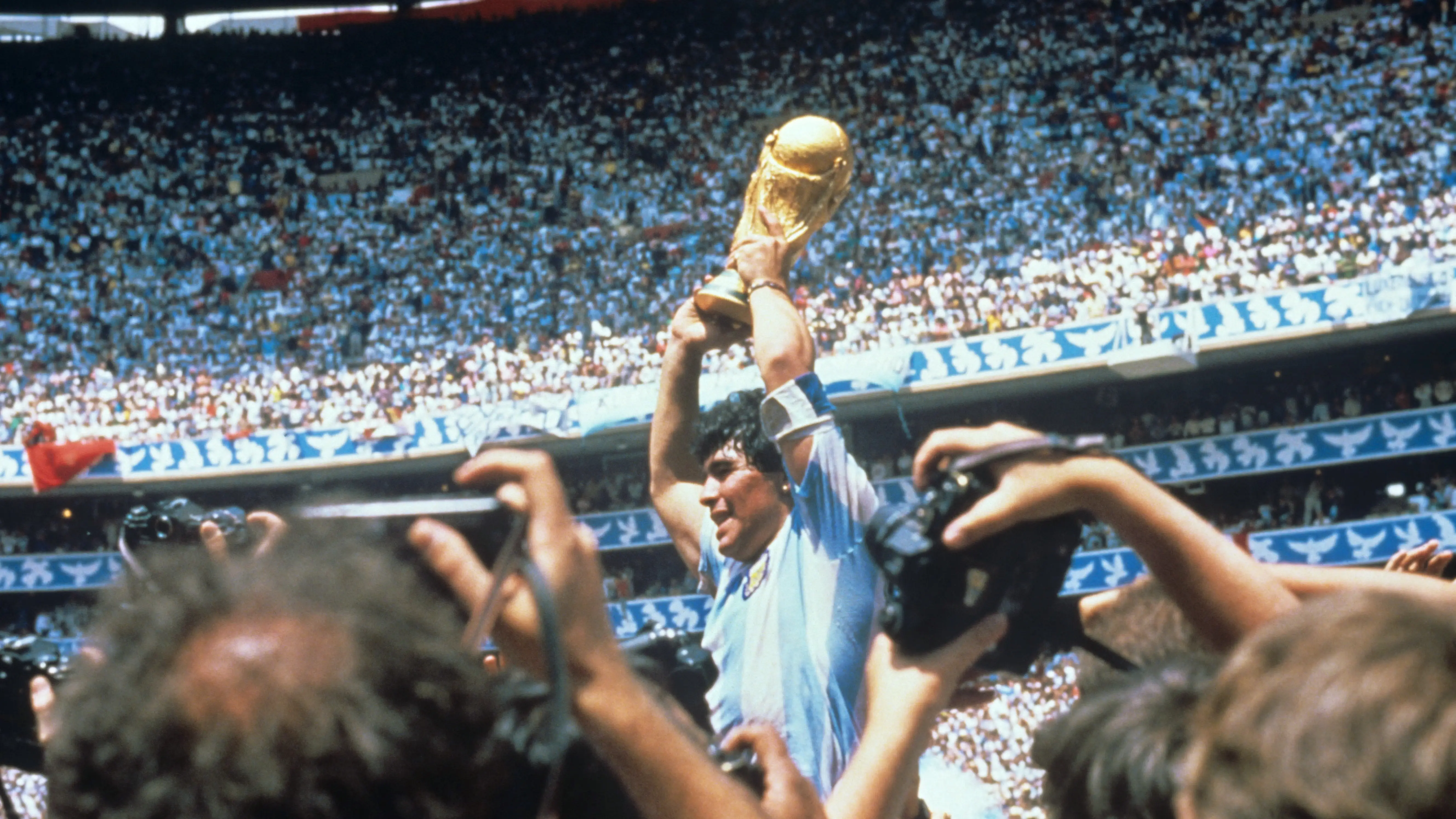 Maradon alaza la Copa del Mundo en el Estadio Azteca en 1986 Maradon alaza la Copa del Mundo en el Estadio Azteca en 1986