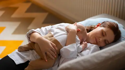 Madre y bebé durmiendo Madre y bebé durmiendo