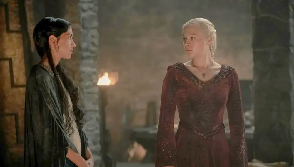 Mysaria interpretada por Sonoya Mizuno y Rhaenyra Targaryen interpretada por Emma D'arcy en el 2x06 de La Casa del Dragón Mysaria interpretada por Sonoya Mizuno y Rhaenyra Targaryen interpretada por Emma D'arcy en el 2x06 de La Casa del Dragón