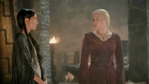 Mysaria interpretada por Sonoya Mizuno y Rhaenyra Targaryen interpretada por Emma D'arcy en el 2x06 de La Casa del Dragón Mysaria interpretada por Sonoya Mizuno y Rhaenyra Targaryen interpretada por Emma D'arcy en el 2x06 de La Casa del Dragón