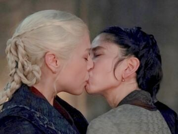 Rhaenyra Targaryen interpretada por Emma D'arcy y Mysaria interpretada por Sonoya Mizuno besandose en el 2x06 de La Casa del Dragón