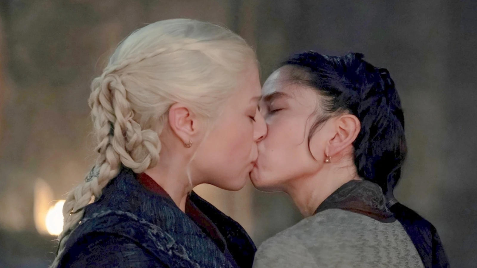 Rhaenyra Targaryen interpretada por Emma D'arcy y Mysaria interpretada por Sonoya Mizuno besandose en el 2x06 de La Casa del Dragón Rhaenyra Targaryen interpretada por Emma D'arcy y Mysaria interpretada por Sonoya Mizuno besandose en el 2x06 de La Casa del Dragón