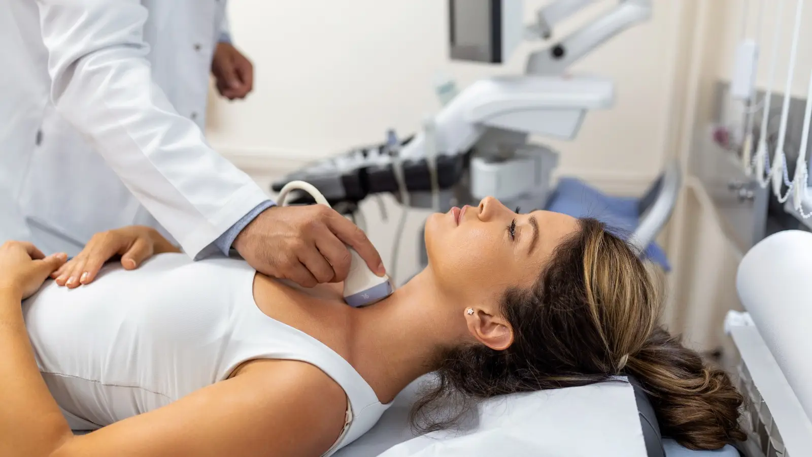 M&eacute;dico que realiza una ecograf&iacute;a de la gl&aacute;ndula tiroides 