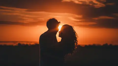 Una pareja en la puesta de sol Una pareja en la puesta de sol