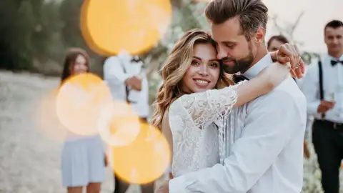 Pareja abrazándose en la playa Pareja abrazándose en la playa