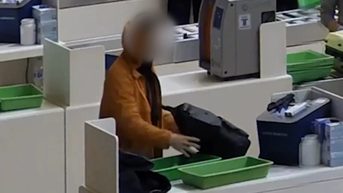 30 detenidos y 56 investigados en una operación contra los descuideros del en el aeropuerto de Barajas 30 detenidos y 56 investigados en una operación contra los descuideros del en el aeropuerto de Barajas
