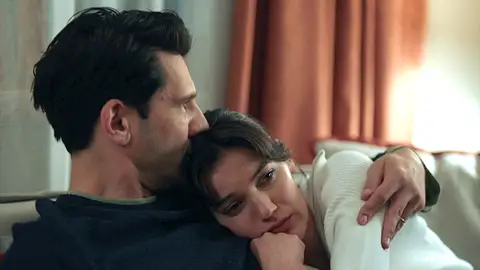 Avance de Secretos de familia: Ilgaz y Ceylin, preocupados por Eren sin saber que su amigo está a punto de culminar su venganza Avance de Secretos de familia: Ilgaz y Ceylin, preocupados por Eren sin saber que su amigo está a punto de culminar su venganza