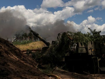 Militares ucranianos disparan contra las tropas rusas en una línea del frente, en medio de un ataque ruso contra Ucrania, cerca de la ciudad de Kupiansk.