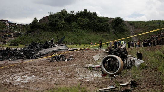 Restos quemados de un avi&oacute;n estrellado en Katmand&uacute;