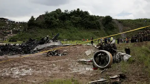 Restos quemados de un avión estrellado en Katmandú Restos quemados de un avión estrellado en Katmandú