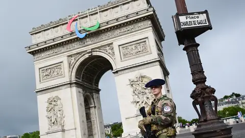 Olympic Games Paris 2024 - Preparations 23 July 2024, France, Paris: A soldier of the Operation Sentinelle stands on Place Charles de Gaulle in front of the Arc de Triomphe ahead of the Olympic Games Paris 2024. Photo: Sina Schuldt/dpa 23/07/2024 ONLY FOR USE IN SPAIN