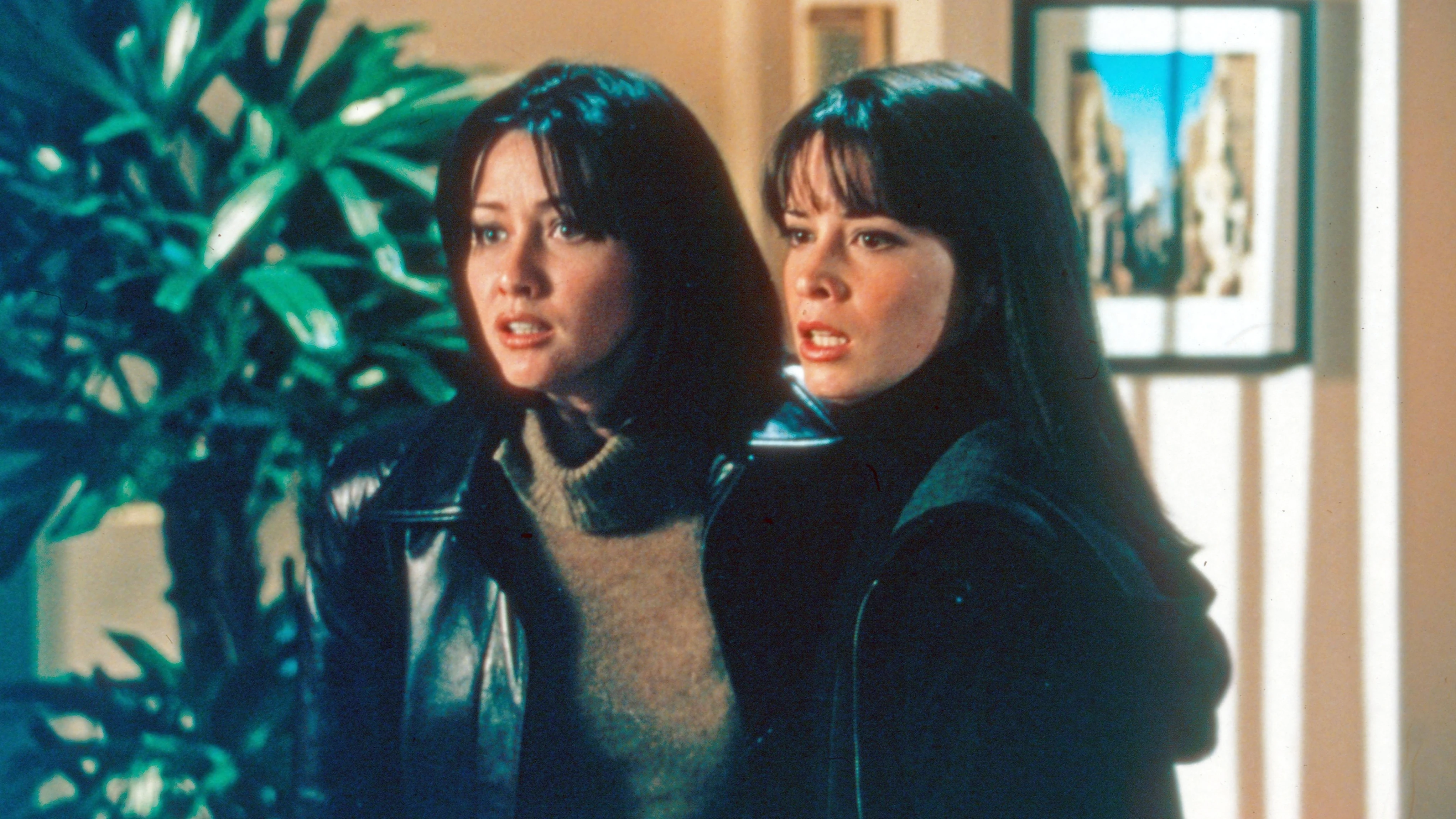 Shannen Doherty y Holly Marie Combs como Prue y Piper Halliwell en Embrujadas