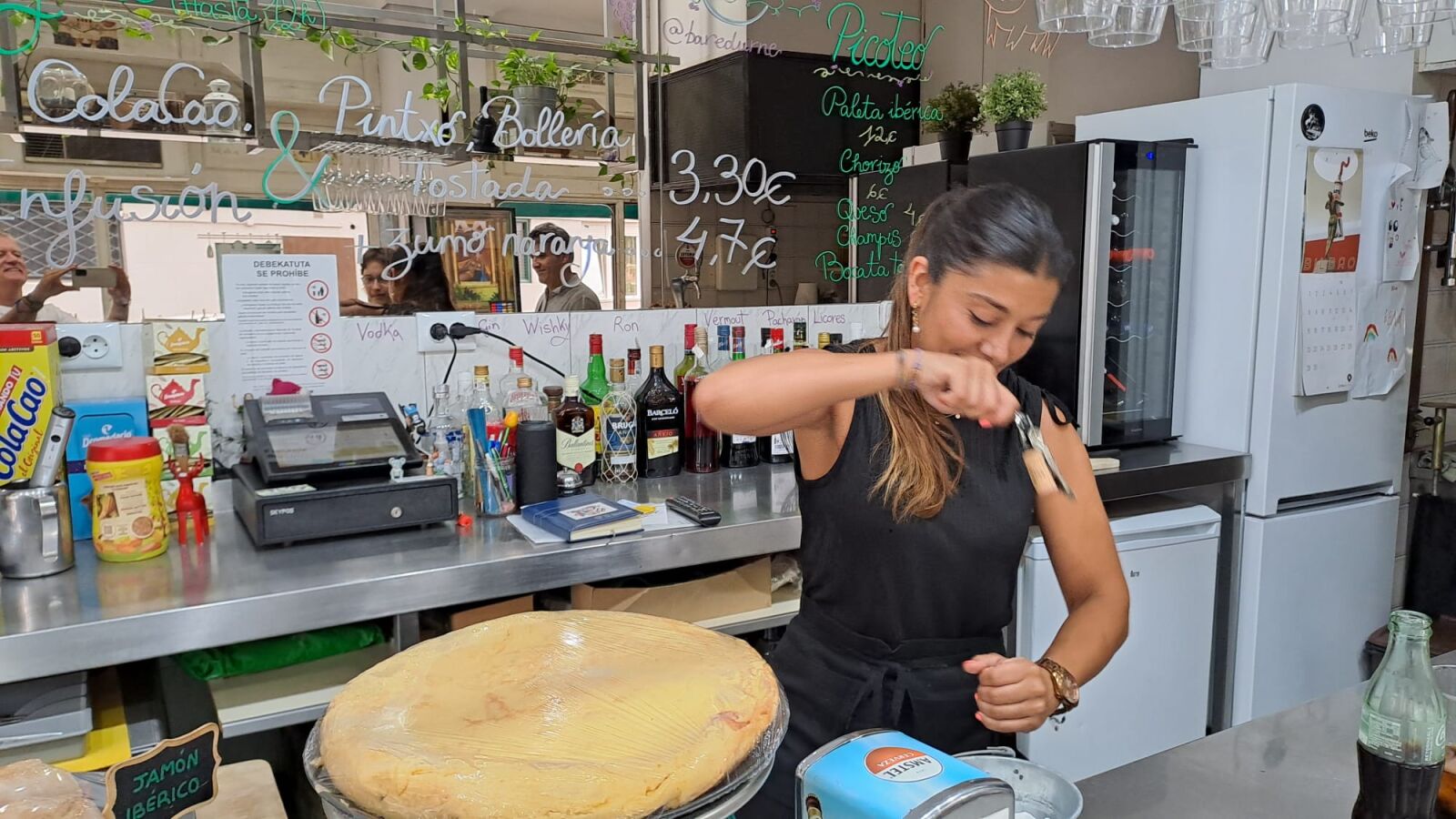 Una mujer da a luz por sorpresa en el baño de un bar en Bilbao