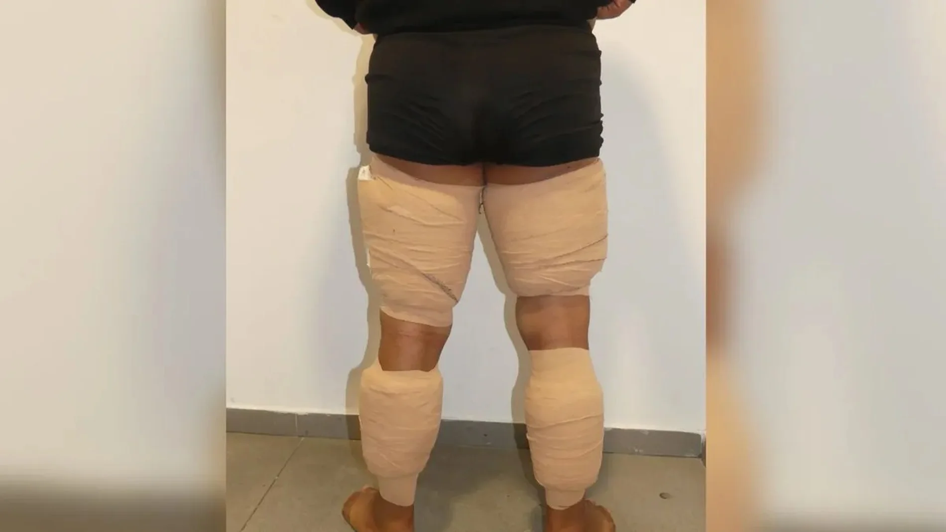 Cuatro detenidos por trafico de drogas en su interior y adheridas al cuerpo en el aeropuerto de Barcelona | Policía Nacional Cuatro detenidos por trafico de drogas en su interior y adheridas al cuerpo en el aeropuerto de Barcelona | Policía Nacional