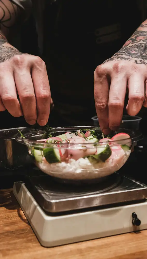 Una persona pesando los alimentos en una báscula Una persona pesando los alimentos en una báscula