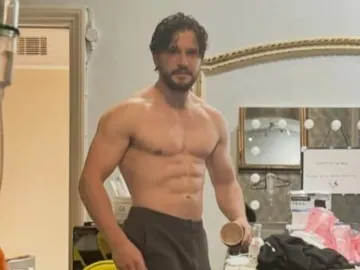Kit Harington entre bambalinas durante su obra de teatro Slave Play Kit Harington entre bambalinas durante su obra de teatro Slave Play