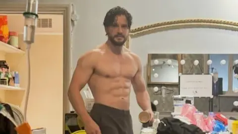 Kit Harington entre bambalinas durante su obra de teatro Slave Play Kit Harington entre bambalinas durante su obra de teatro Slave Play