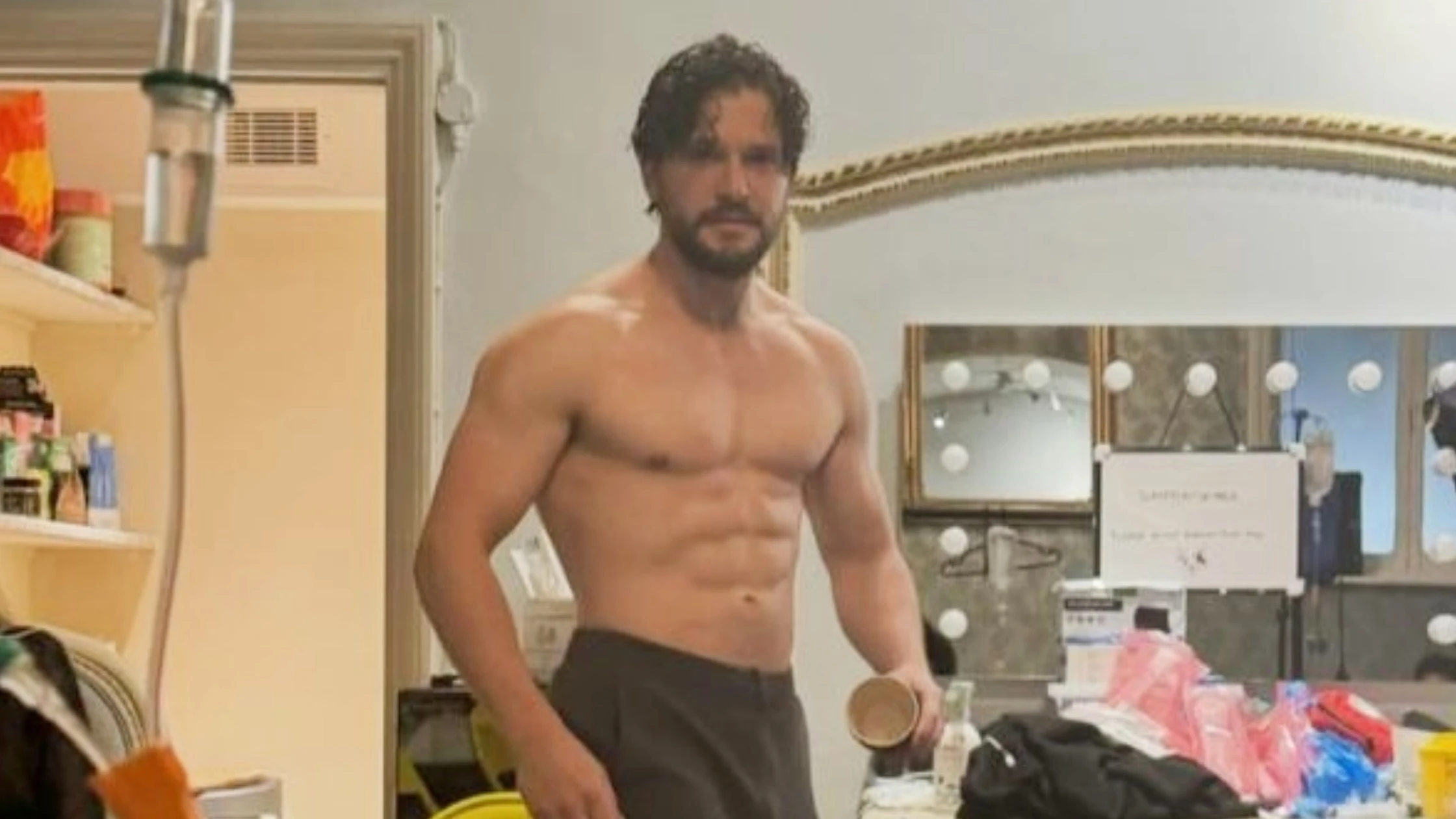 Kit Harington entre bambalinas durante su obra de teatro Slave Play Kit Harington entre bambalinas durante su obra de teatro Slave Play