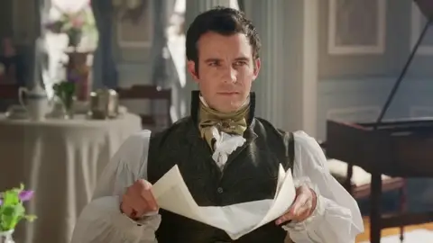 Luke Thompson como Benedict en Los Bridgerton Luke Thompson como Benedict en Los Bridgerton