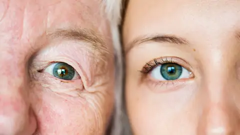 Mujeres de dos edades distintas Mujeres de dos edades distintas