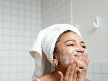 Una mujer limpiándose la cara
