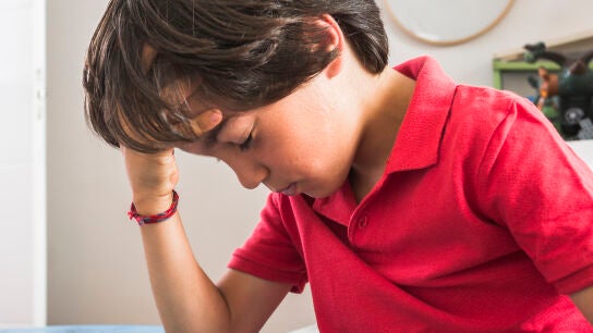 Un ni&ntilde;o con dolor de cabeza