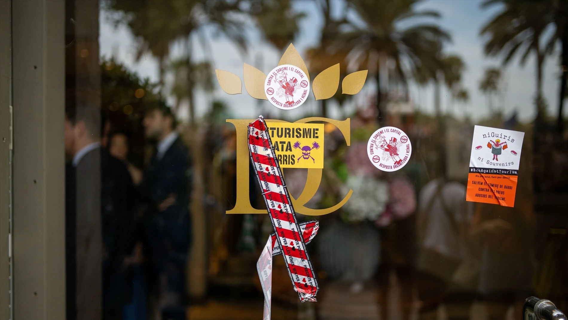 Hotel con pegatinas contra el turismo masificado Hotel con pegatinas contra el turismo masificado