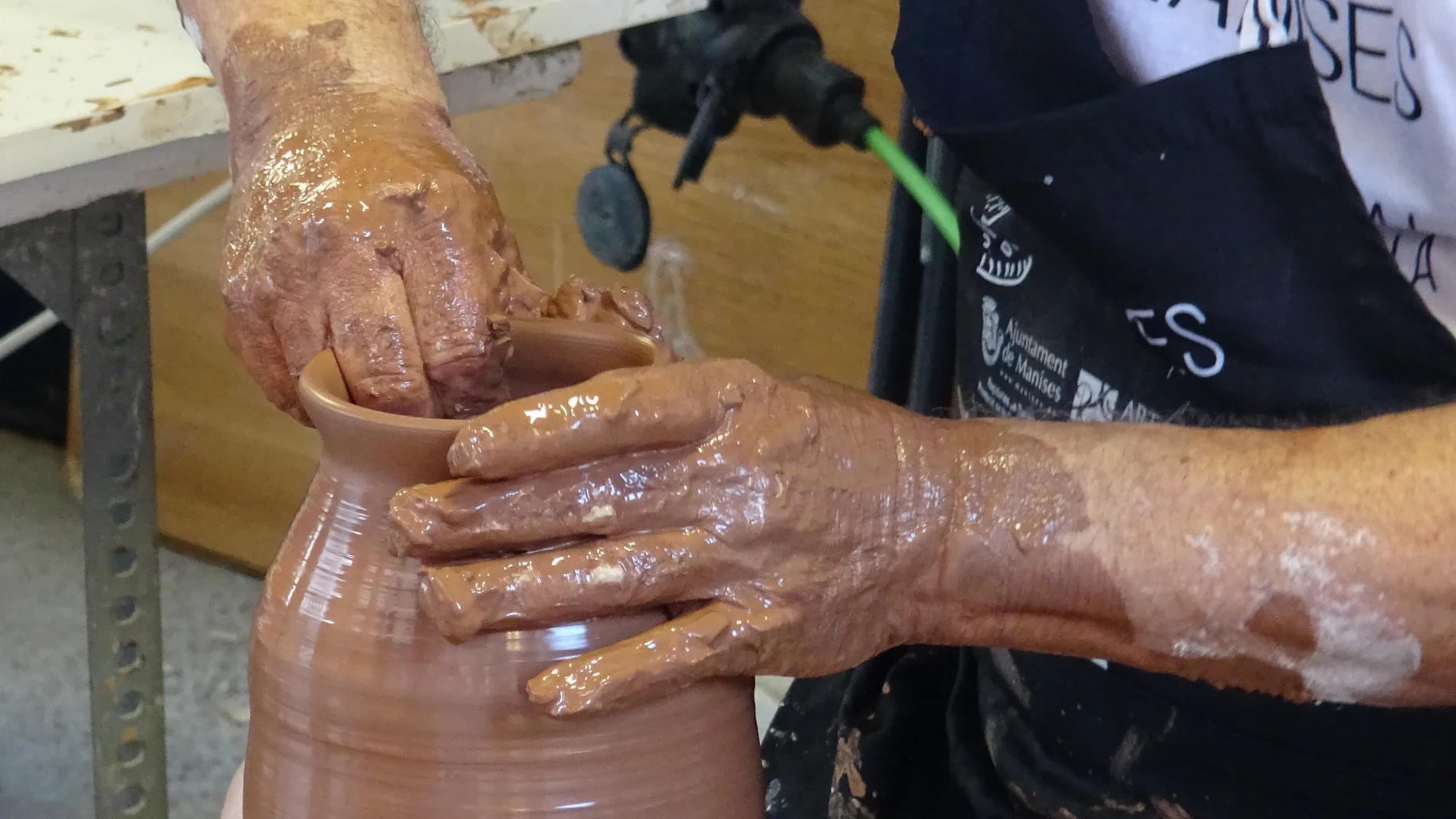 Hombre realizando una vasija de cerámica Hombre realizando una vasija de cerámica