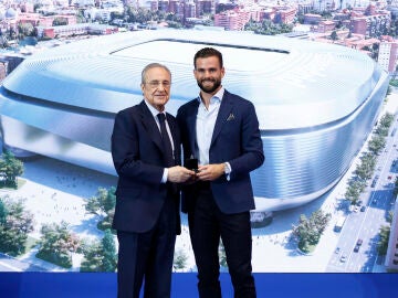 Nacho Fernández, junto a Florentino en su despedida del Real Madrid