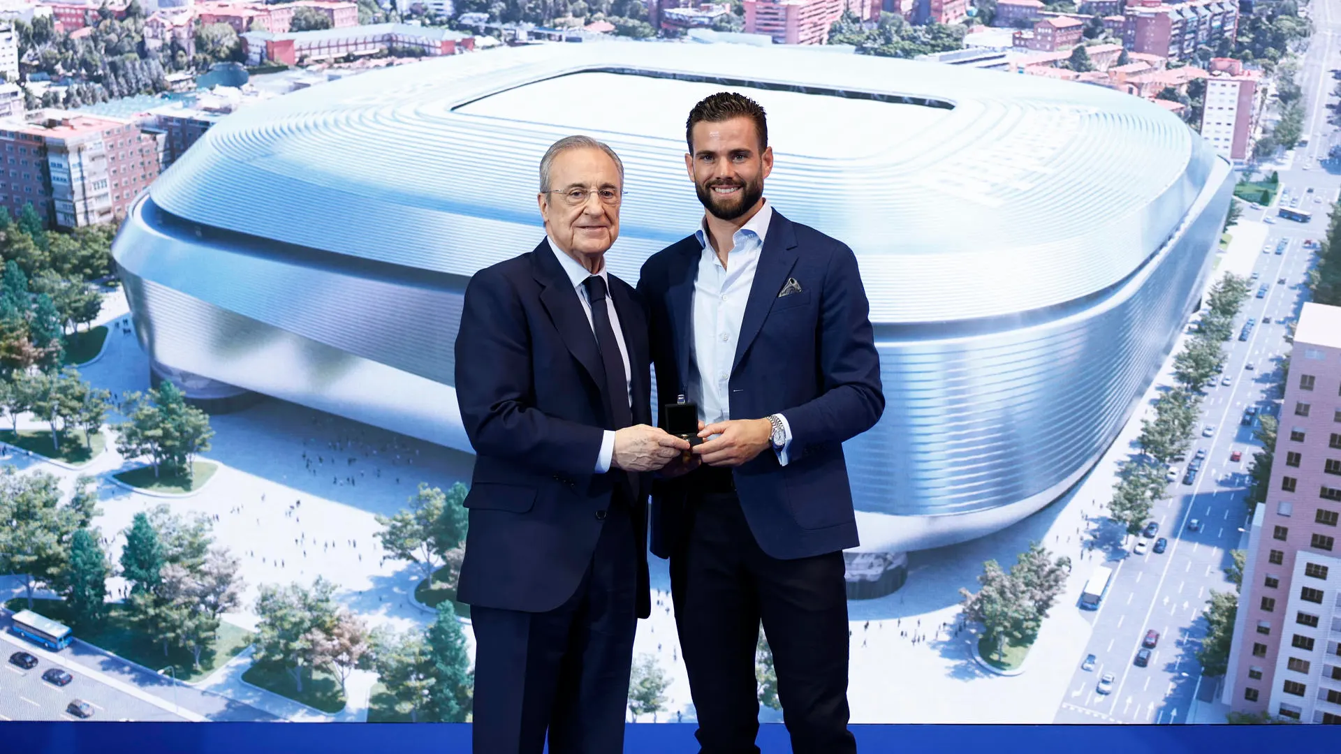 Nacho Fern&aacute;ndez, junto a Florentino en su despedida del Real Madrid