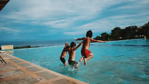 Niños disfrutando del verano en la piscina Niños disfrutando del verano en la piscina