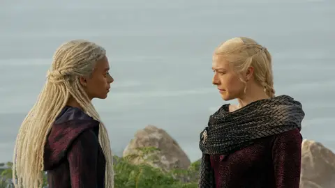 Rahenyra Targaryen (Emma D'arcy) y Rhaena Targaryen (Phoebe Campbell) en La Casa del Dragóm Rahenyra Targaryen (Emma D'arcy) y Rhaena Targaryen (Phoebe Campbell) en La Casa del Dragóm