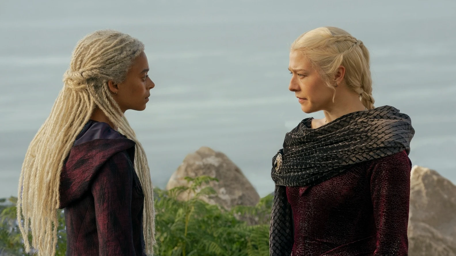Rahenyra Targaryen (Emma D'arcy) y Rhaena Targaryen (Phoebe Campbell) en La Casa del Dragóm Rahenyra Targaryen (Emma D'arcy) y Rhaena Targaryen (Phoebe Campbell) en La Casa del Dragóm