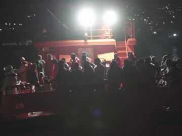 22 mujeres y 15 menores de edad iban a bordo de la patera
