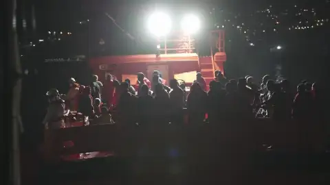 22 mujeres y 15 menores de edad iban a bordo de la patera 22 mujeres y 15 menores de edad iban a bordo de la patera