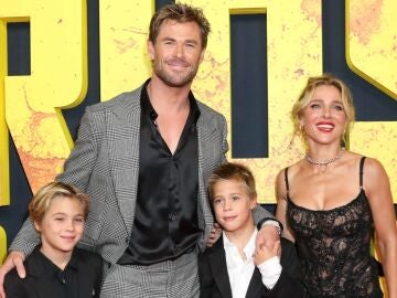 Chris Hemsworth y Elsa Pataky con sus hijos Tristan y Sasha en la premiere de Furiosa: De la saga Mad Max