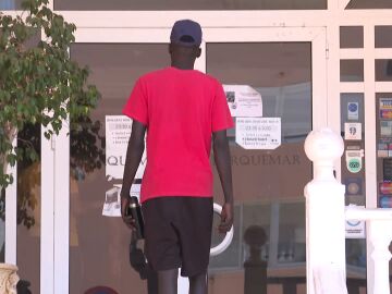Un inmigrante entrando al hotel donde vive en Guardamar
