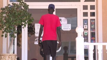 Un inmigrante entrando al hotel donde vive en Guardamar